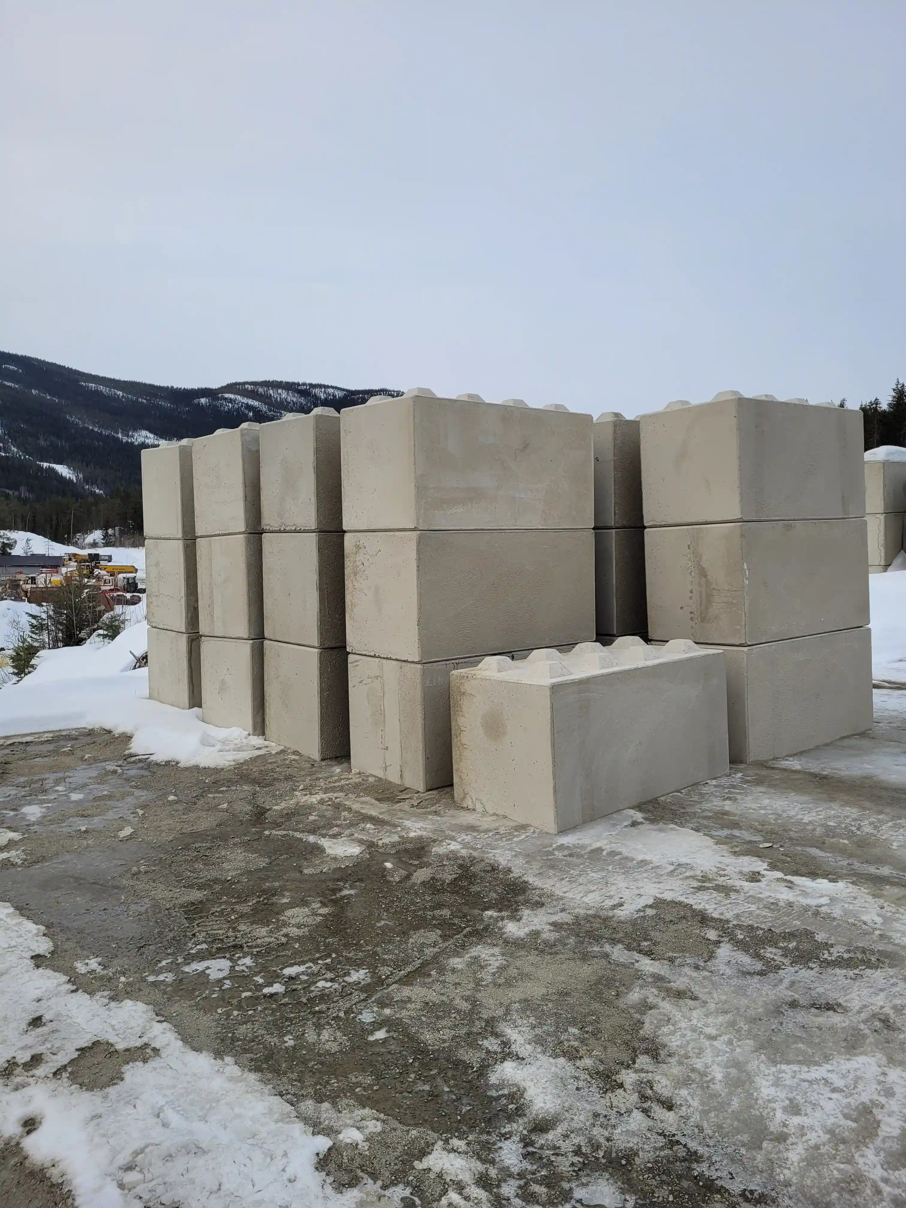 Betongblokker stablet oppå hverandre i vinterlige omgivelser